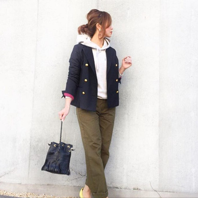 ユニクロパーカー×紺ジャケットコーデ