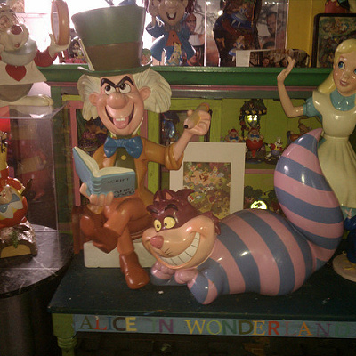 アリスと不思議な世界で出会った個性豊かなキャラクターたち