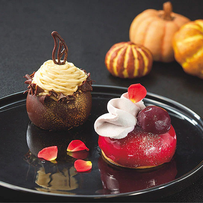 USJ秋フード：（左）バロン ～モンブラン＆ナッツムース～ （右）バロネス ～チーズケーキ＆ポートワインジュレ～