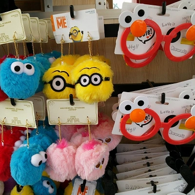 USJのモフモフしたキャラクターイヤリング(左)