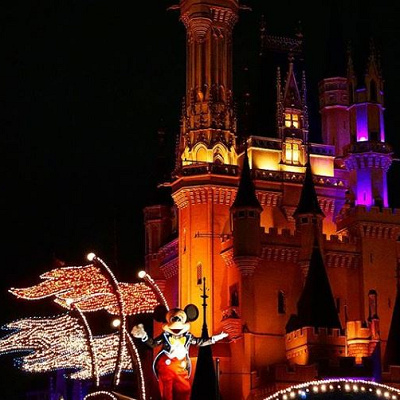 テラス席からズームしたパレードの様子