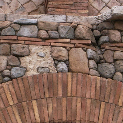 石を積んだ壁。その真ん中にあるのは…