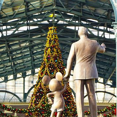 ツリーを眺めるウォルトとミッキー