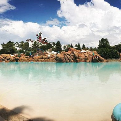 ガシュモア山のふもとに位置する波のプール