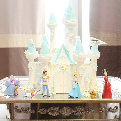 ケーキ自体をお城にしたウェディングケーキ