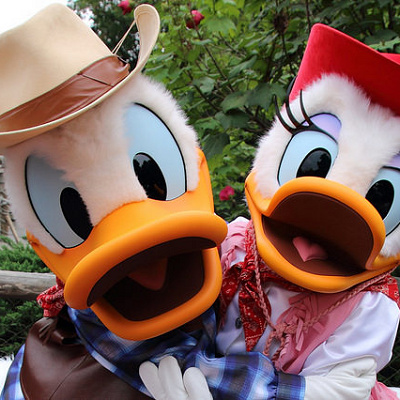 西部劇っぽい衣装のドナルド、デージーにも会えるウエスタンランド