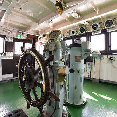 船の科学館にある「宗谷」の操舵室