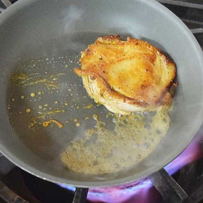 鶏肉に火が入ったら、バーボンを入れアルコールを飛ばす