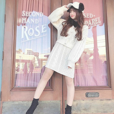 ホワイトニットのセットアップコーデ