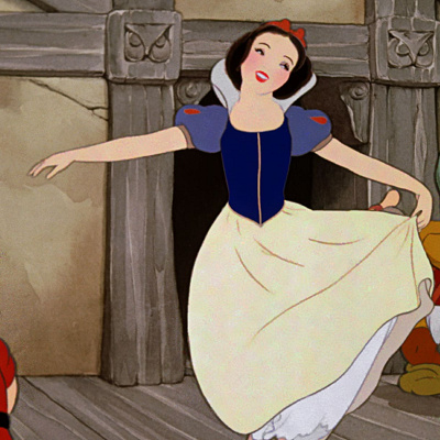 ドーピー（おとぼけ）を頭に乗せて、白雪姫と踊った小人は誰？