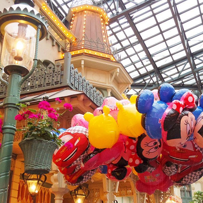 キャラクターたちの風船と一緒に