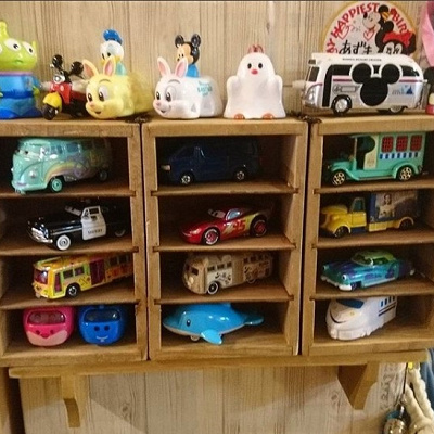 トミカだけでなく、ディズニーの思い出も一緒に飾れますね