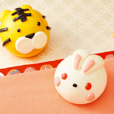 ゆく年まん ～坦々タイガー～（左）／くる年まん ～ほわいとしちゅ卯～（右）