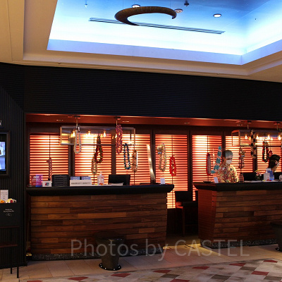 2階フロント。ハワイアンフェアの装飾でゲストをお出迎え