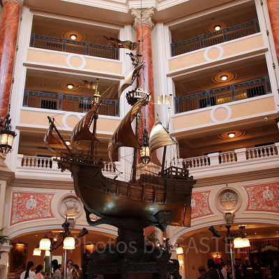 ミラコスタラウンジには大きな船が