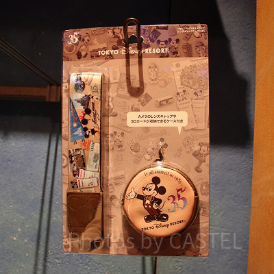 35周年を記念して発売された、ヒストリー柄のカメラストラップ