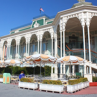 お城のような外観が目印