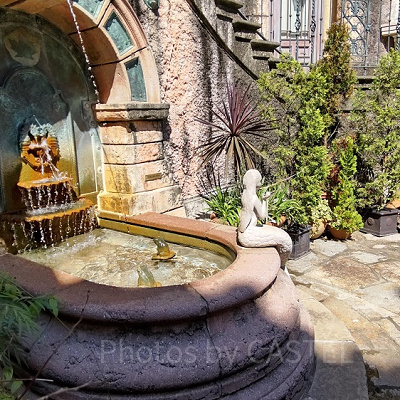 撮影でよく使われる小さな噴水のある中庭