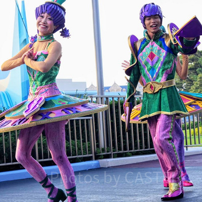 時計モチーフの衣装を着たダンサー