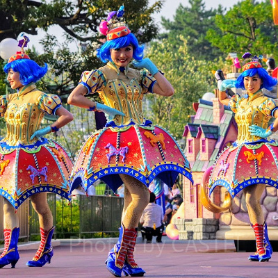 メリーゴーランドモチーフの衣装を着たダンサー