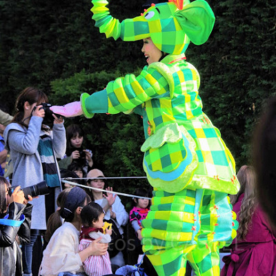 象モチーフの衣装を着たダンサー