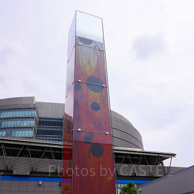 空から噴き落ちる、地上に憑依する炎