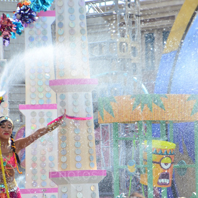 大量の放水がゲストに降りかかります！