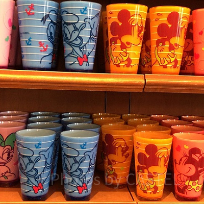 プラスチック製の大きめのコップです