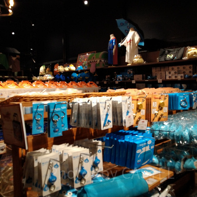 ショップにはドラクエぐっずがたくさん