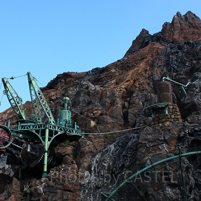 多くのエリアと隣接し、人気アトラクションもあるミステリアスアイランド