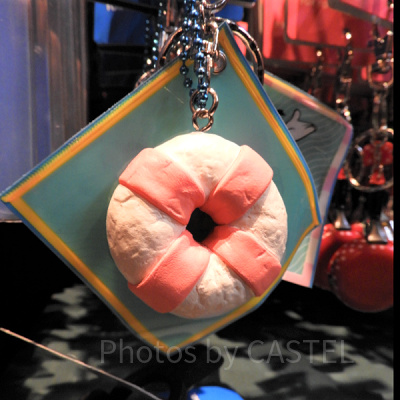 人気の高いうきわまんがキーホルダーに