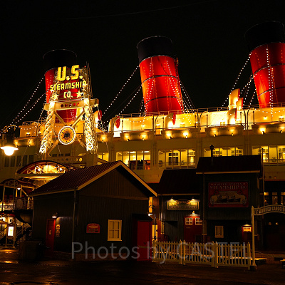 SSコロンビア号のデッキでロマンチックなひと時を