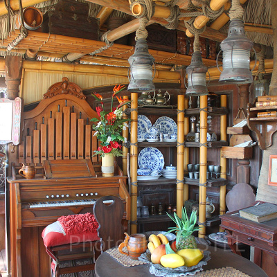 船の廃材を使った立派なリビングルーム