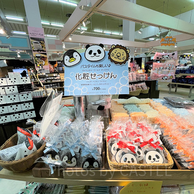 グッズがたくさん揃えられた店内