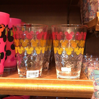 ガラスのように透き通った透明のコップ