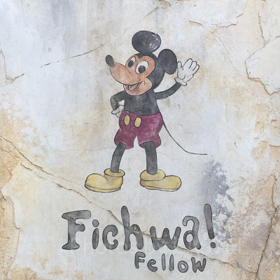 アフリカエリアのハランベマーケットにある壁。「Fichwa Fellow」はスワヒリ語で「隠れている仲間」