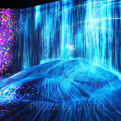 人々のための岩に憑依する滝（チームラボボーダレス麻布台）