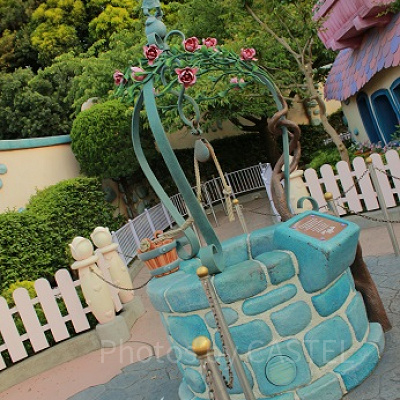 ミッキー型の天使が乗った井戸