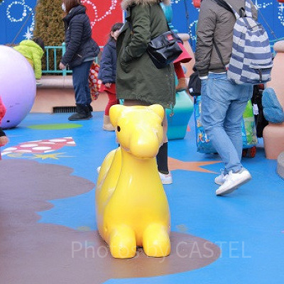 黄色のラクダです。こぶの間にまたがったりできますね。