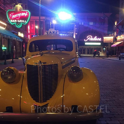 夜のニューヨークエリアに佇む黄色いタクシー