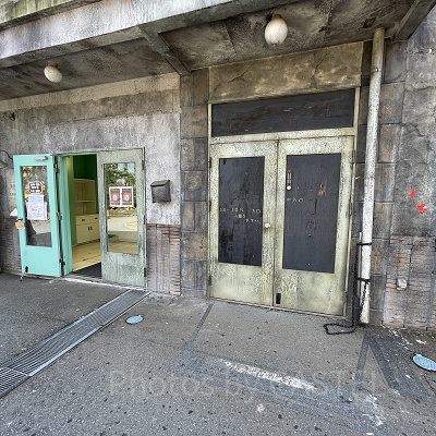 隣接するショップ「慈急堂薬局」