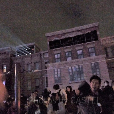 USJの「天使のくれた奇跡Ⅲ」が終了後は照明係も手を振ってゲストを見送る（最上階の幕が上がっている暗場所）