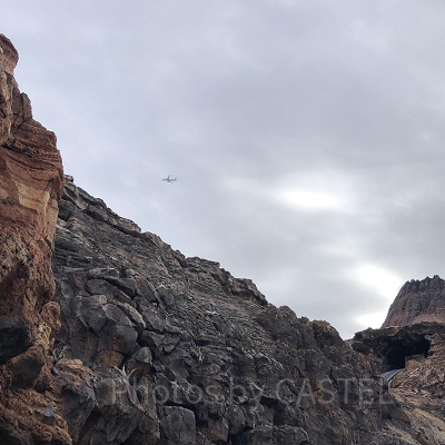 プロメテウス火山の上を通過する飛行機ももしかして・・？
