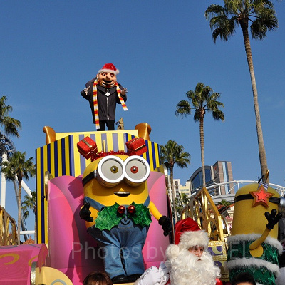 クリスマス仕様になったパレードにも注目！