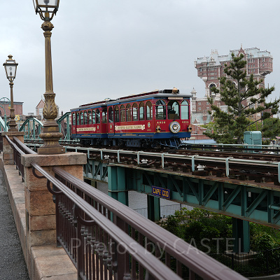 たくさん乗客を乗せて走るエレクトリックレールウェイ