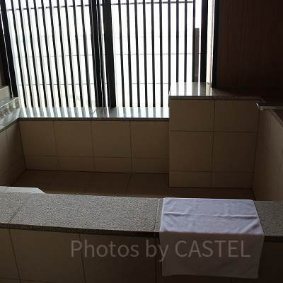 部屋にある露天風呂。夜は夜景も見えてムードたっぷり