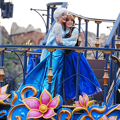 “ファンタジースプリングス”スペシャルグリーティングのアナとエルサ