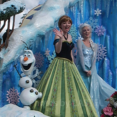 アナとエルサ