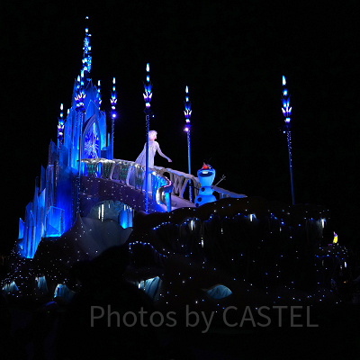 「エレクトリカルパレード・ドリームライツ」に登場するアナ、エルサ、オラフ