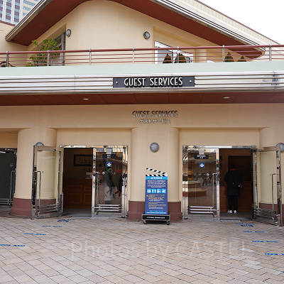 ゲストサービスの外観（左右の扉から入れます)